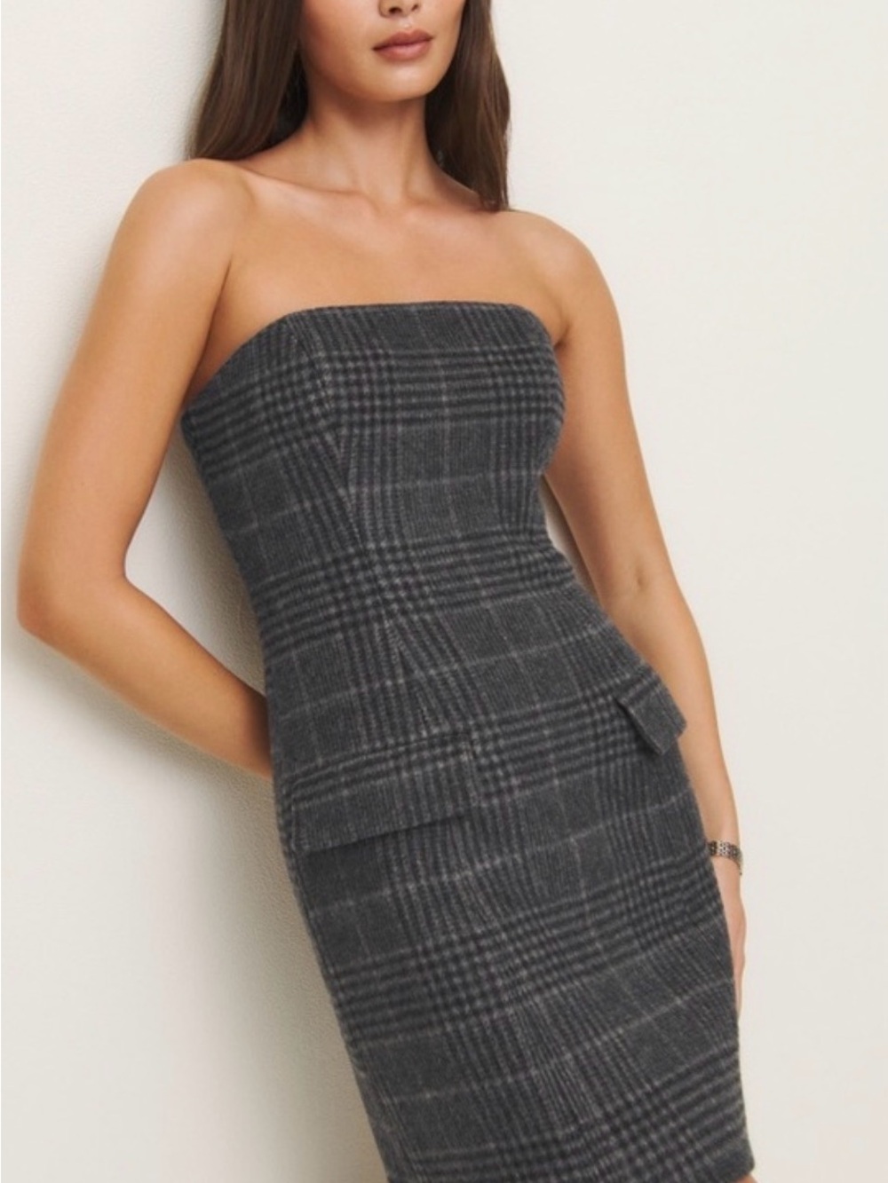 Reformation-EMANI DRESS
CHARCOAL PLAID
9
